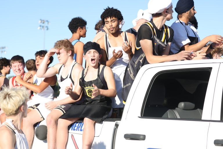 Students in Penn Homecoming parade